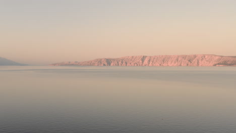 Vista-Aérea-De-La-Hora-Azul-Del-Tranquilo-Mar-Adriático-Enmarcado-Por-Hermosas-Montañas