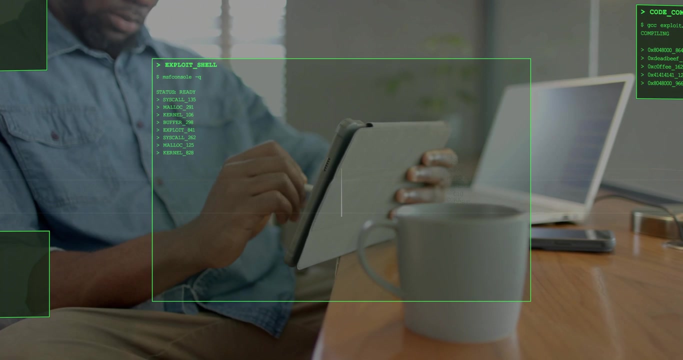 Video verticale: Uomo che tocca il tablet e scorre lo stilo sulla scrivania, avviando overlay del terminale, programmando.