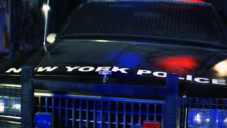 Primer-Plano-Del-Capó-Del-Coche-De-Policía-Con-El-Emblema-Y-La-Escritura-De-Nueva-York