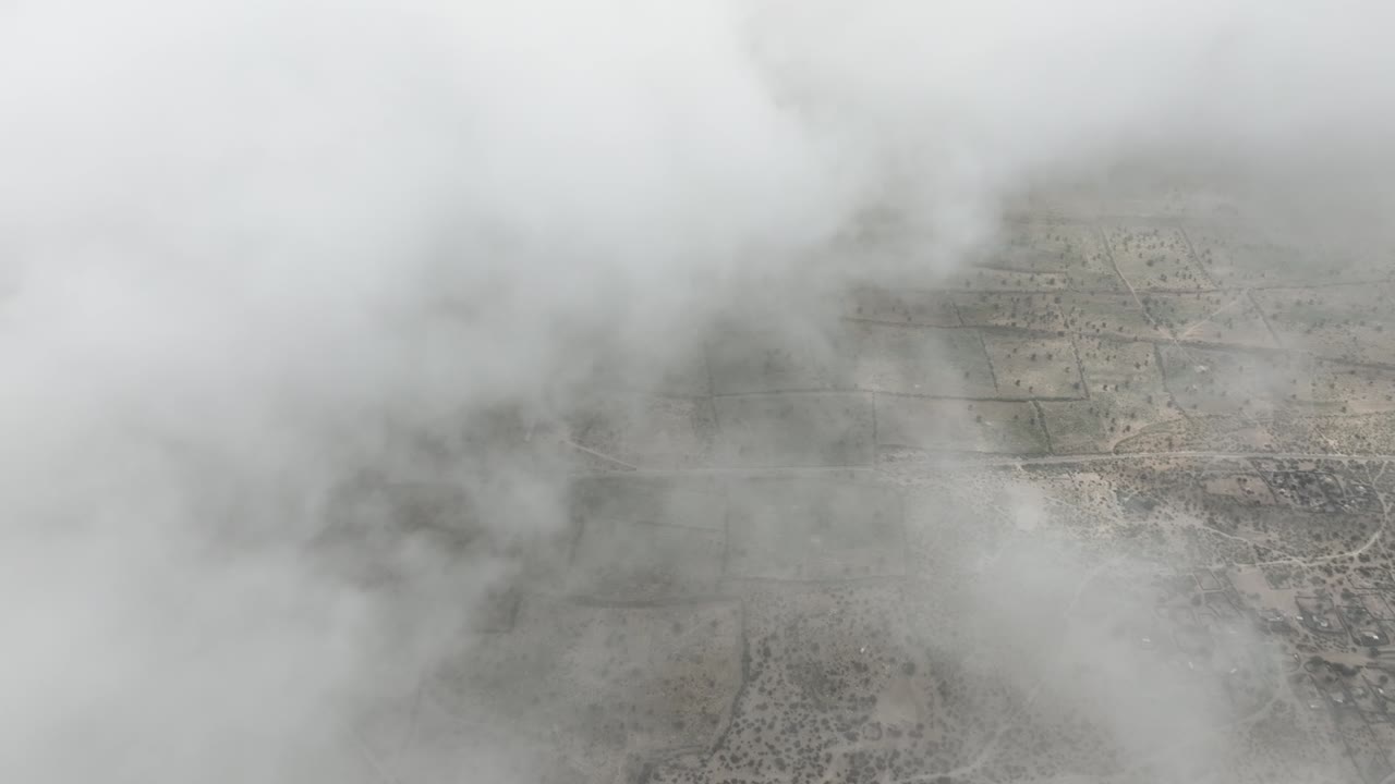 드론  조류 관점 tharparkar 위에서 빠른 구름과 빛