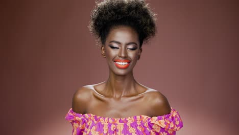 mujer afroamericana con un vestido de moda