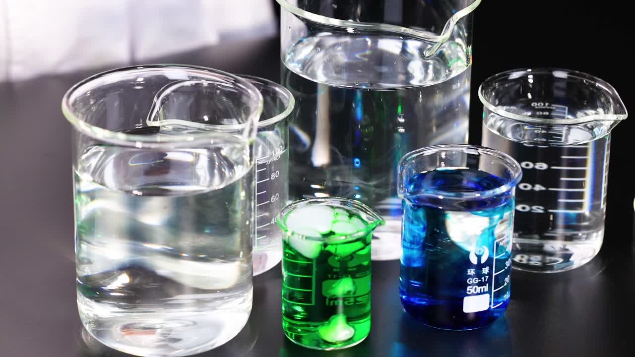 다채로운 액체가 반응하여 연기를 생성하는 컵