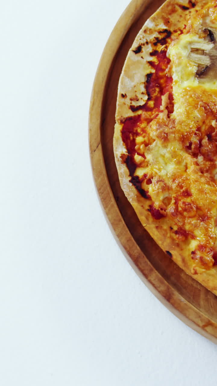 печена пицца на деревянной доске