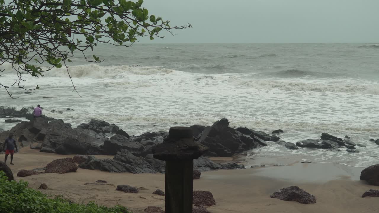 해변의 거대한 파도. 변덕스러운 날