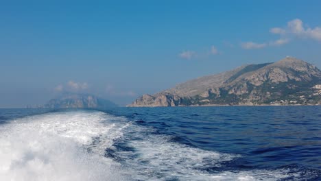 Salpicaduras-De-Espuma-De-Un-Ferry-Que-Viaja-Hacia-La-Costa-De-Amalfi-En-Campania,-Italia