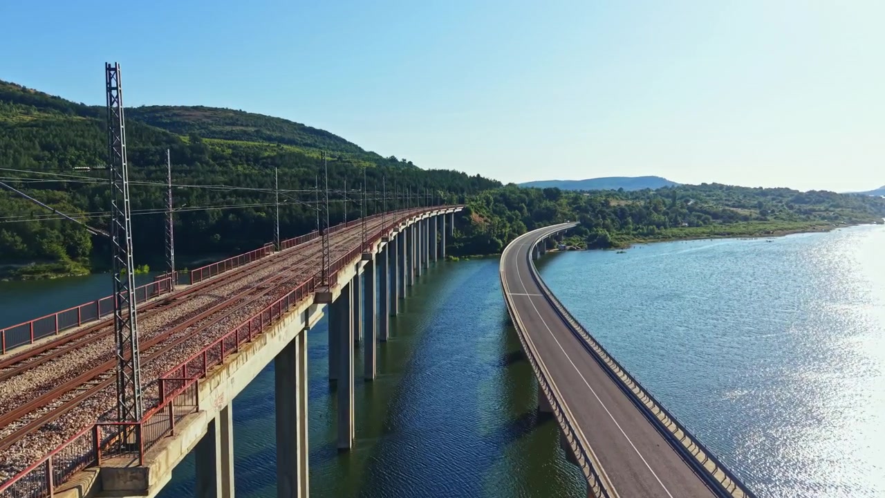 Vista panoramica di un ponte ferroviario e autostrada lungo un fiume durante il giorno