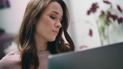 rostro de mujer cansada mirando pantalla de computadora portátil. retrato de mujer de negocios trabajo en línea