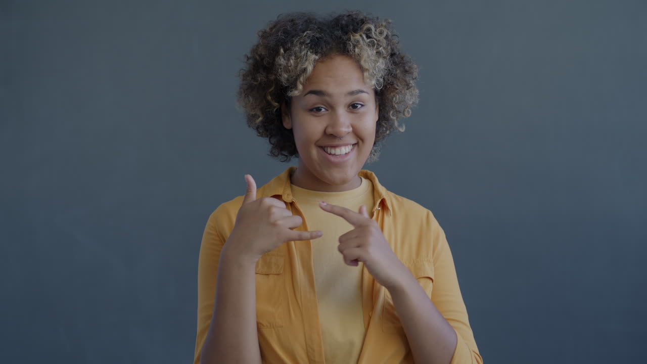 mujer señalando y sonriendo