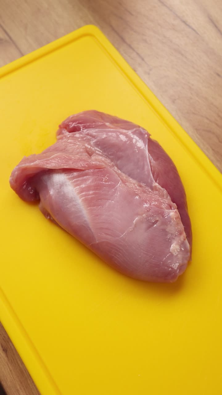 pecho de pavo crudo en una tabla de cortar