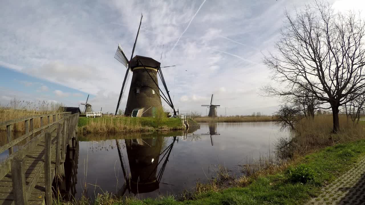 molinos de viento holandeses en kinderdijk se reflejan en el agua