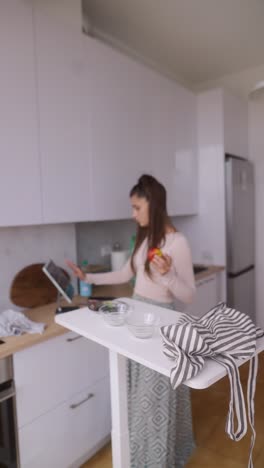 mujer preparando comida en una cocina moderna