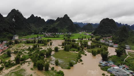 amplio carro aéreo en la cascada de ban gioc con montañas en el fondo