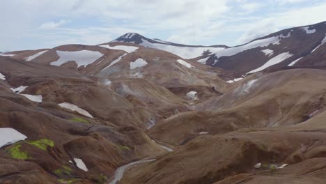 espectacular paisaje montañoso de kerlingarfjoll en islandia, parches de nieve