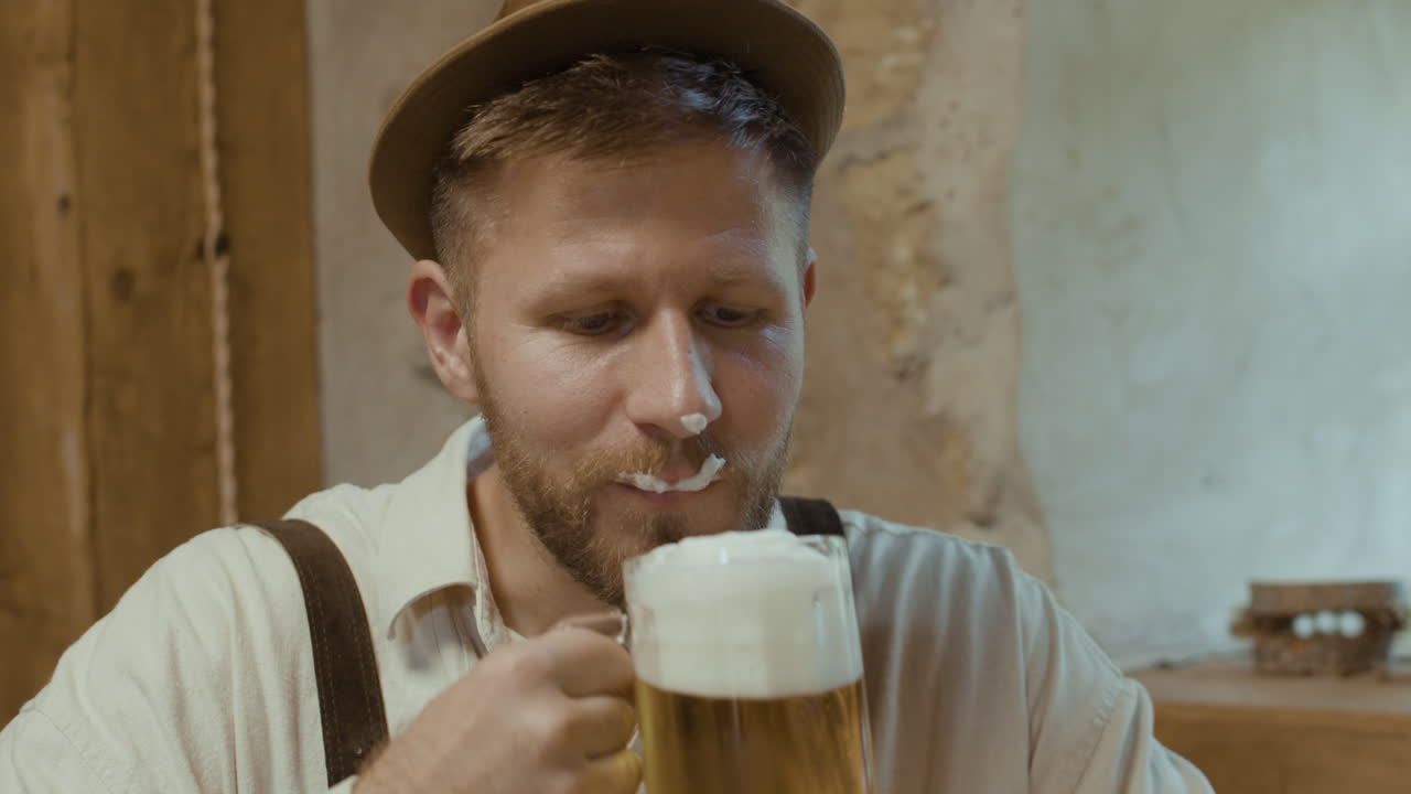 hombre bebiendo cerveza