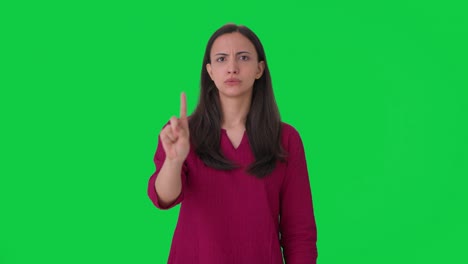 Wütende-Indische-Frau-Hält-Jemanden-Auf-Grünem-Bildschirm-An
