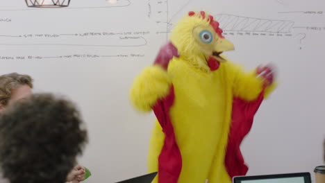 pollo bailando gente de negocios feliz disfrutando de una divertida fiesta de baile en la sala de juntas reunión celebrando una victoria exitosa gallo loco alto cinco colegas emocionados presentación de la oficina