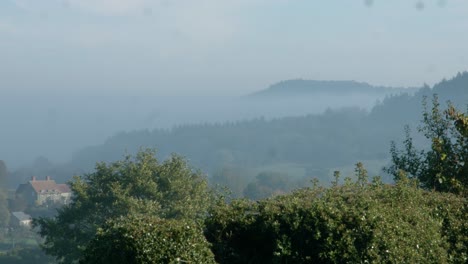 Nebliger-Morgen-Auf-Dem-Britischen-Land-Mit-Leuchtend-Grünen-Bäumen-Und-Sanften-Hügeln-In-Großbritannien-4k