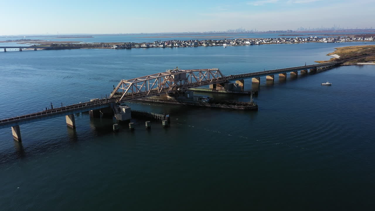 Un'inquadratura dall'alto di un binario di treno sopraelevato che attraversa una baia nel Queens, NY.