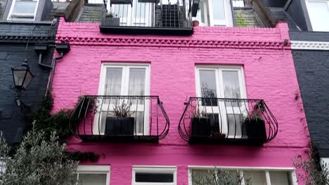 Casa-Rosada-Con-Una-Bicicleta-En-St-Lukes-Mews,-Notting-Hill,-Londres