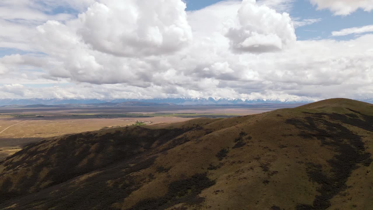 vista aérea - región montañosa de mackenzie en un día seco y nublado en nueva zelanda