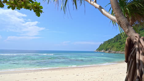 Una-Idílica-Playa-De-Arena-Blanca-En-El-Sudeste-Asiático