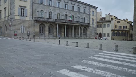 Mujer-De-Pie-Fuera-Del-Palazzo-Della-Provincia-De-Arezzo-En-Toscana,-Italia