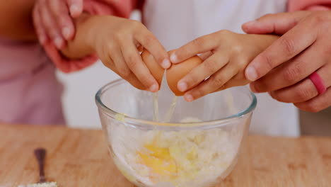 Küche,-Eier-Und-Hände-Von-Kindern,-Die-Dessert-Backen