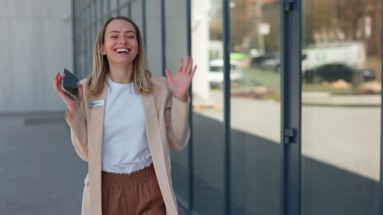 Giovane imprenditrice entusiasta che celebra il successo all'aperto