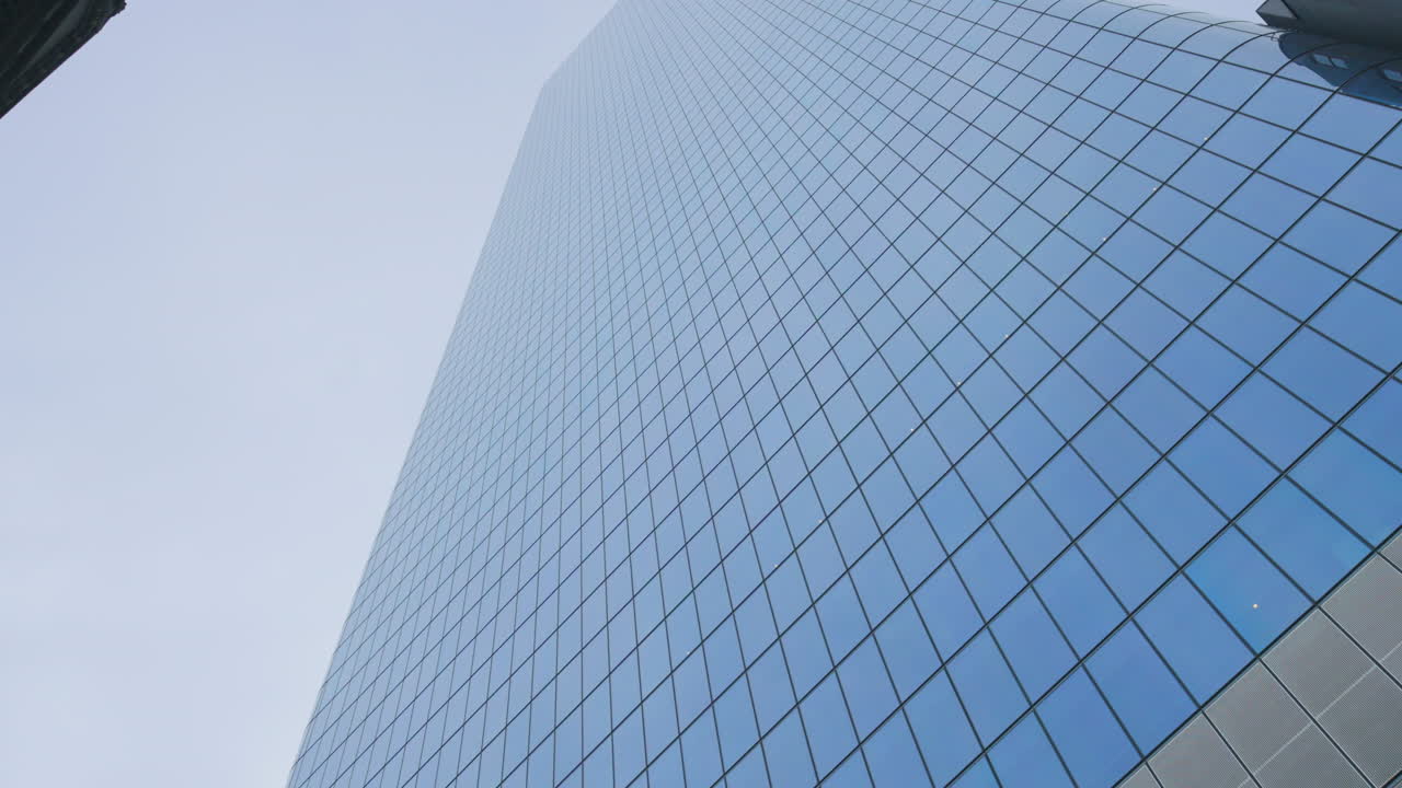 rascacielos moderno con fachada de vidrio