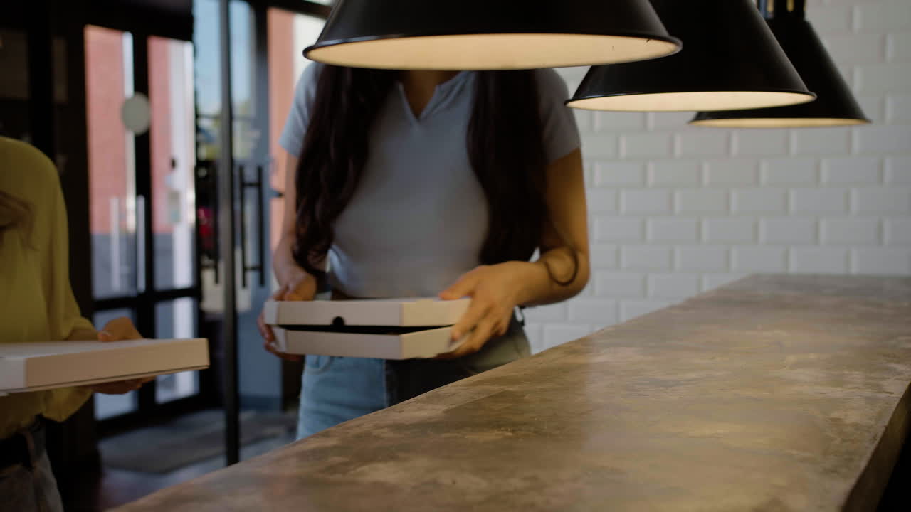 chicas llegando al restaurante italiano