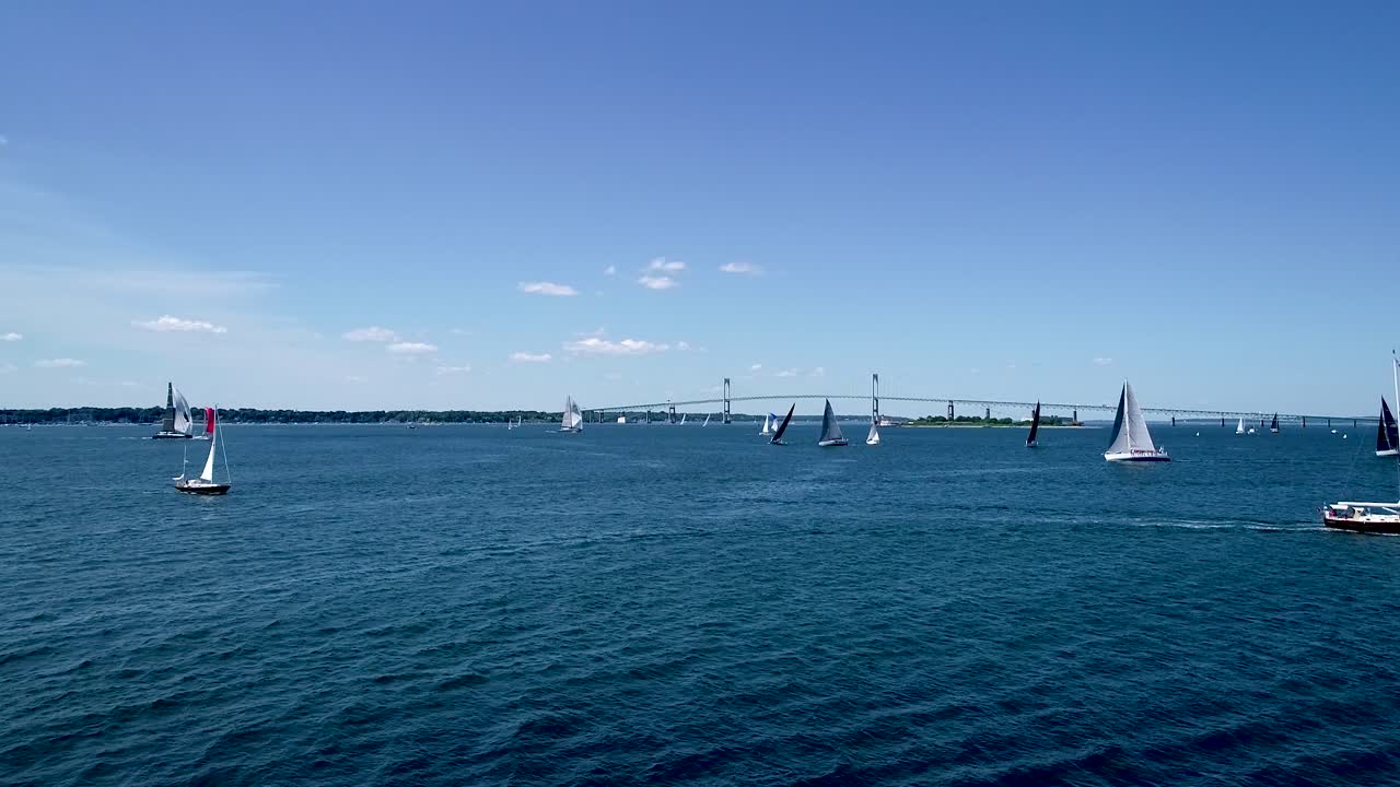 후지산에 들어오고 나가는 요트