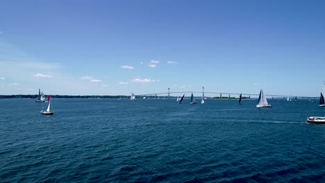 Sailboats-entering-and-leaving-Mt