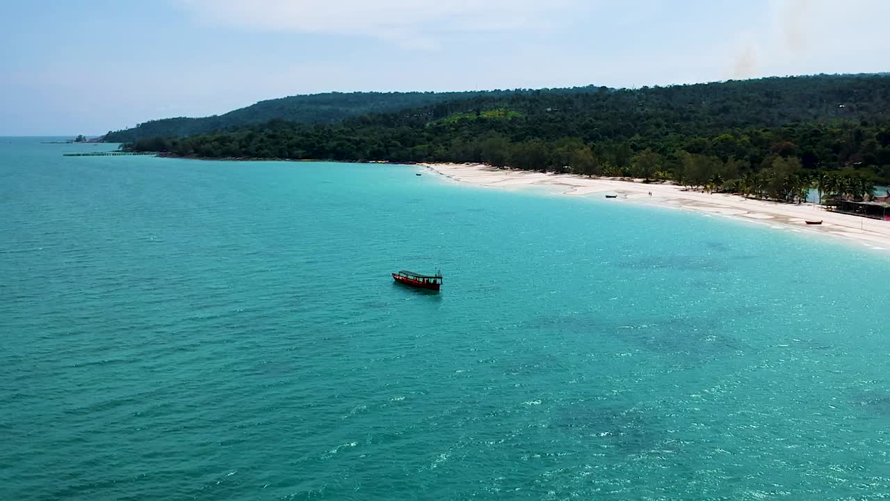 Bay trên cao cảnh thuyền đuôi dài trên biển xanh ngọc