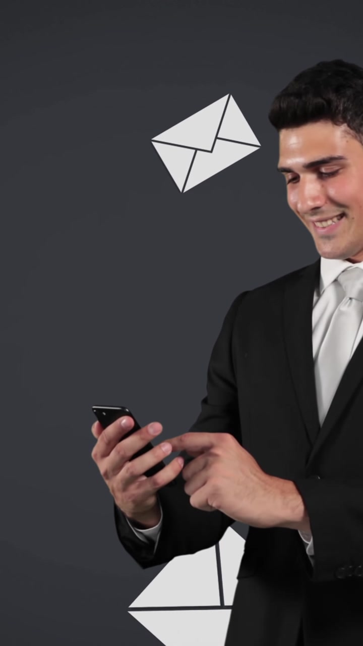 Giovane uomo d'affari caucasico che utilizza il telefono con sfondo a tema email
