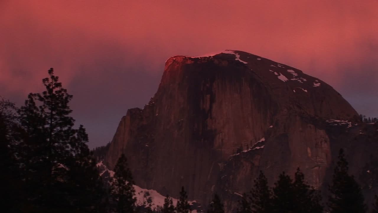 plano medio amplio de la media cúpula de yosemite en la hora dorada de invierno