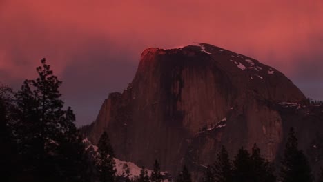 plano medio amplio de la media cúpula de yosemite en la hora dorada de invierno