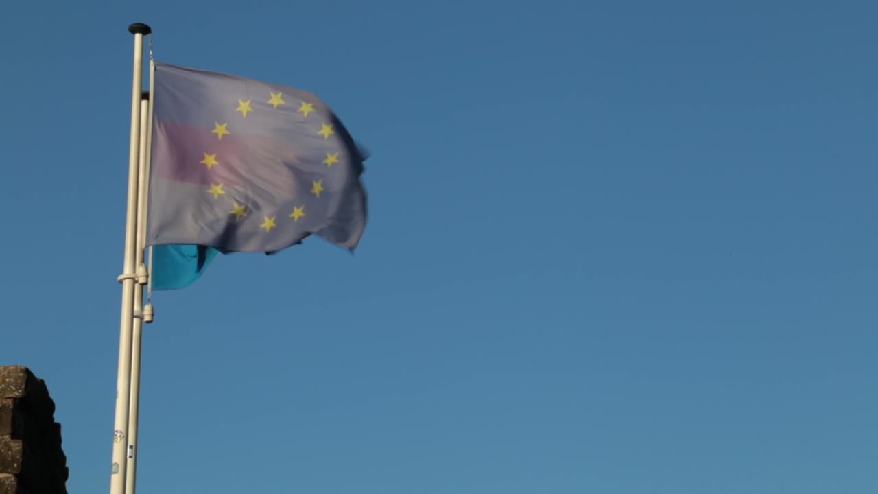 Bandiere del Lussemburgo e dell'Unione Europea che sventolano all'unisono al tramonto