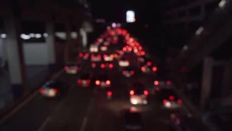 luces rojas del coche del bokeh en un tráfico
