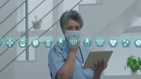 animación de iconos médicos sobre una doctora afroamericana con una tableta