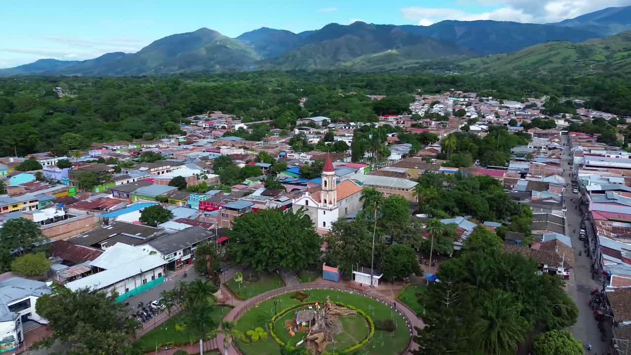 Visite Gigante, Huila para ar puro, colinas verdes e vistas inesquecíveis de seus famosos mirantes e trilhas rurais.