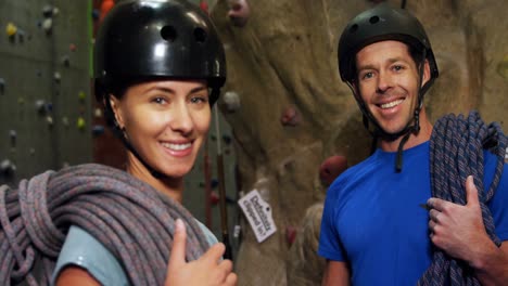 hombre y mujer con cuerdas sonriendo en el gimnasio de bouldering 4k