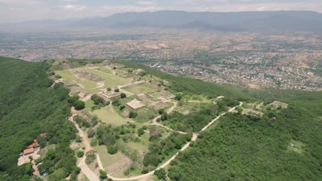 desde el aire: las ruinas de monte albán en oaxaca, con vistas a un vibrante paisaje de la ciudad mexicana