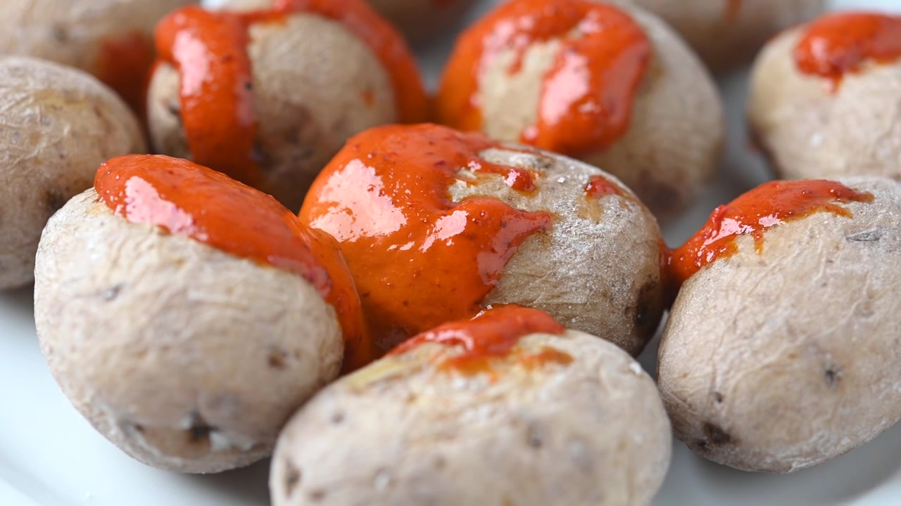 Papas arrugadas con mojo. Patate delle Isole Canarie