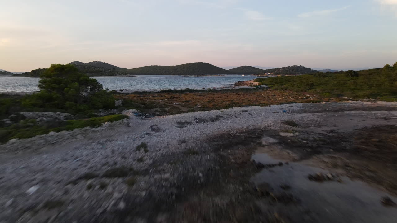 Flyver over en ø i Kroatien med en fiskefarm i baggrunden