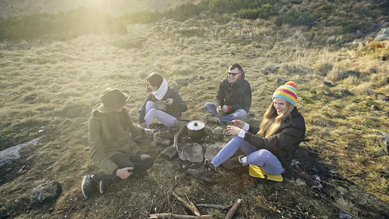 산 에서 음식 을 준비 하는 친구 들 의 그룹