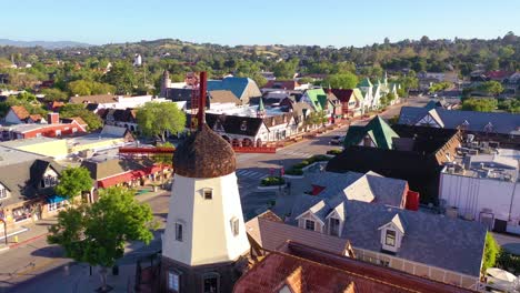 Antenne-über-Der-Malerischen-Dänischen-Stadt-Solvang-Kalifornien-Mit-Dänemark-Windmühle-Und-Geschäften-2