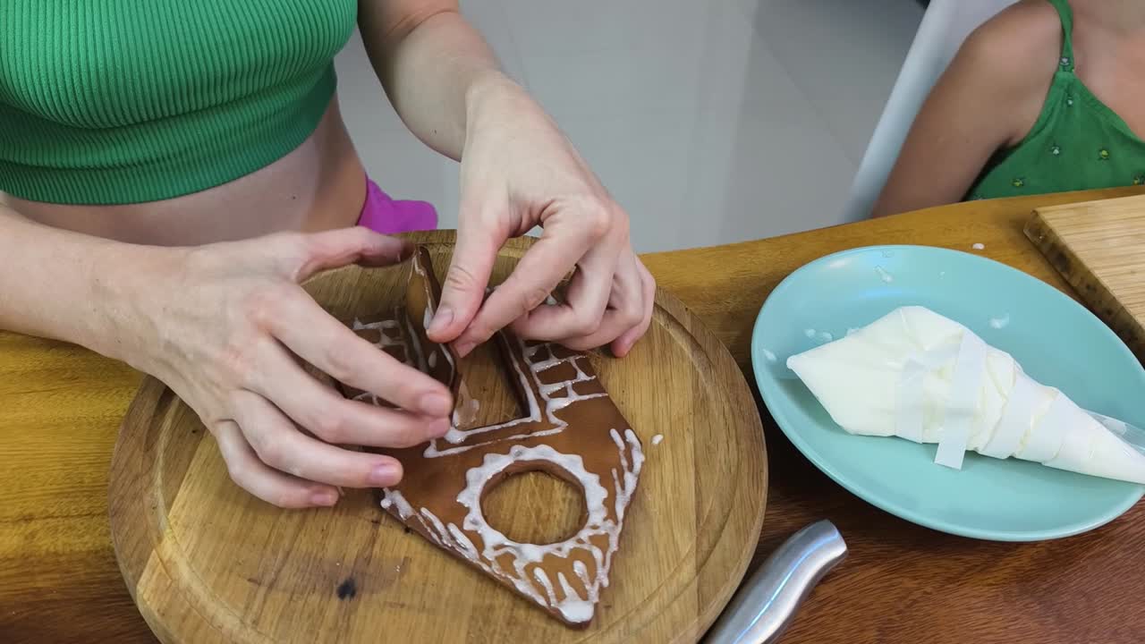 украшение дома из имбирного хлеба с семьей