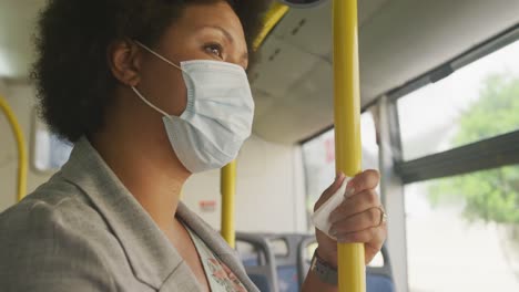 más tamaño mujer biracial con máscara facial en el autobús