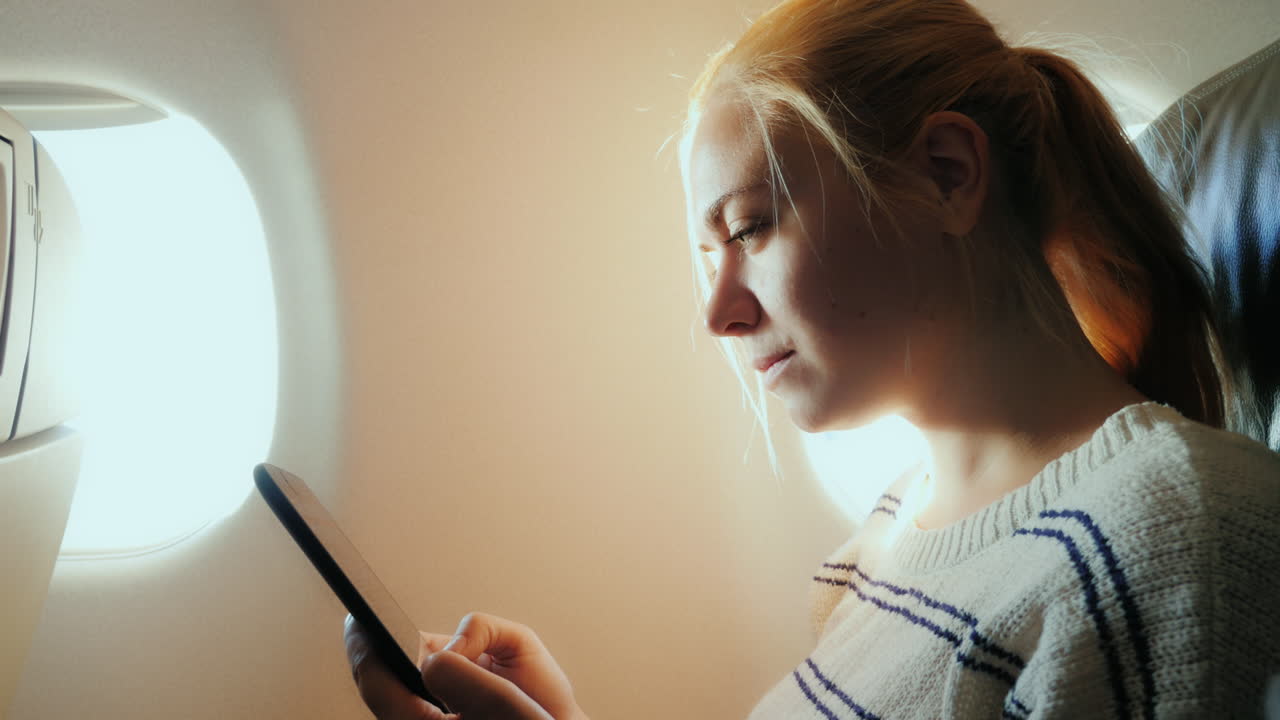 젊은 매력적인 여자가 비행기 1에서 날고있다