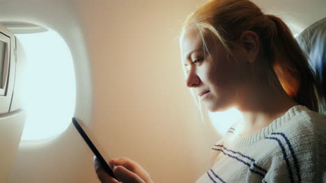 Junge-Attraktive-Frau-Fliegt-In-Einem-Flugzeug-1